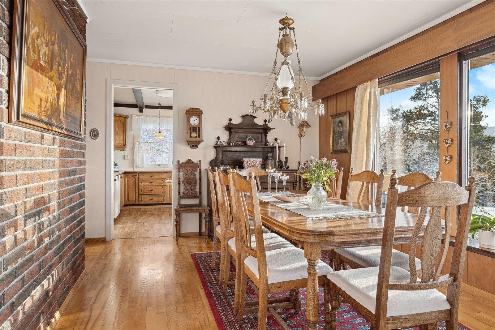 Spisestuen ligger praktisk plassert i tilknytning til kjøkkenet. Galleribilde