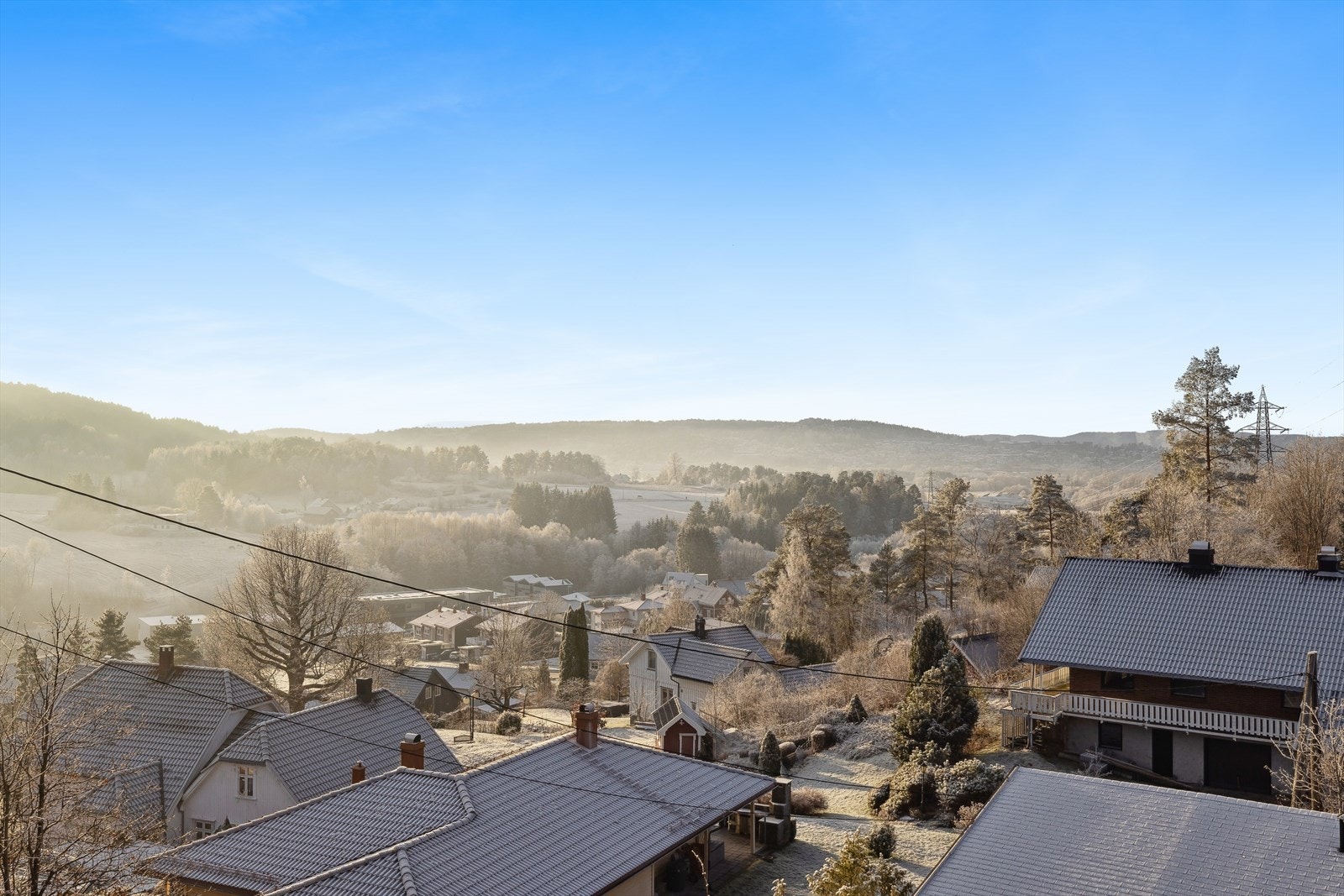 Eiendommen er beliggende høyt, fritt og landlig i et solrikt og rolig boligområde på Hovenga i Porsgrunn kommune. Galleribilde