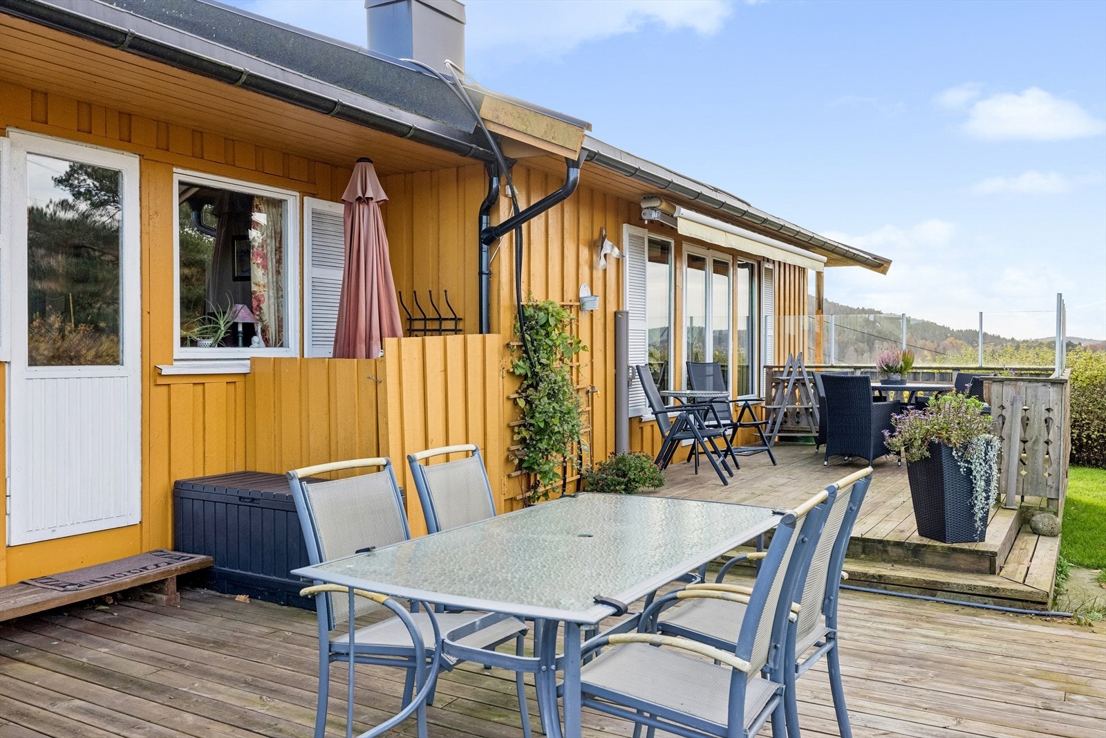 Fra tv-stuen er det også direkte utgang til terrasse. Galleribilde