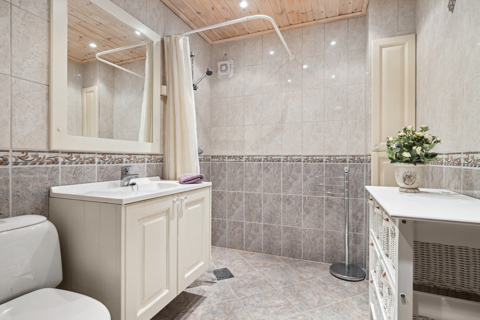 Bad/wc i kjelleren er fra 2014. Flislagte overflater utført av fagfolk. Åpen dusjløsning fra 2014 og toalett fra byggeår. Galleribilde