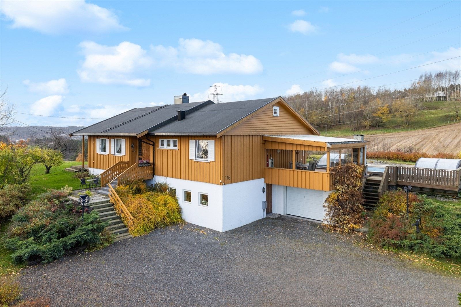 Innholdsrik og velholdt enebolig med praktisk planløsning, garasje i tilknytning til boligen og innglasset basseng. Galleribilde