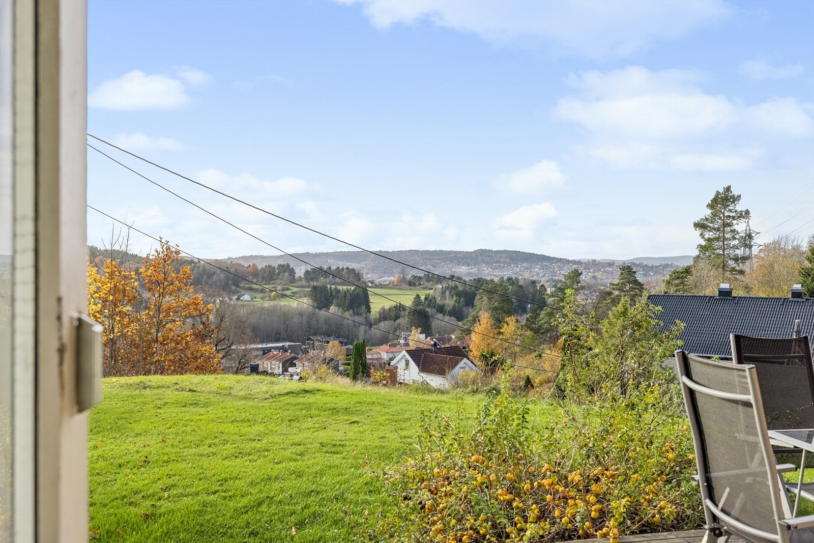 Beliggende høyt og fritt i landlige omgivelser. Galleribilde