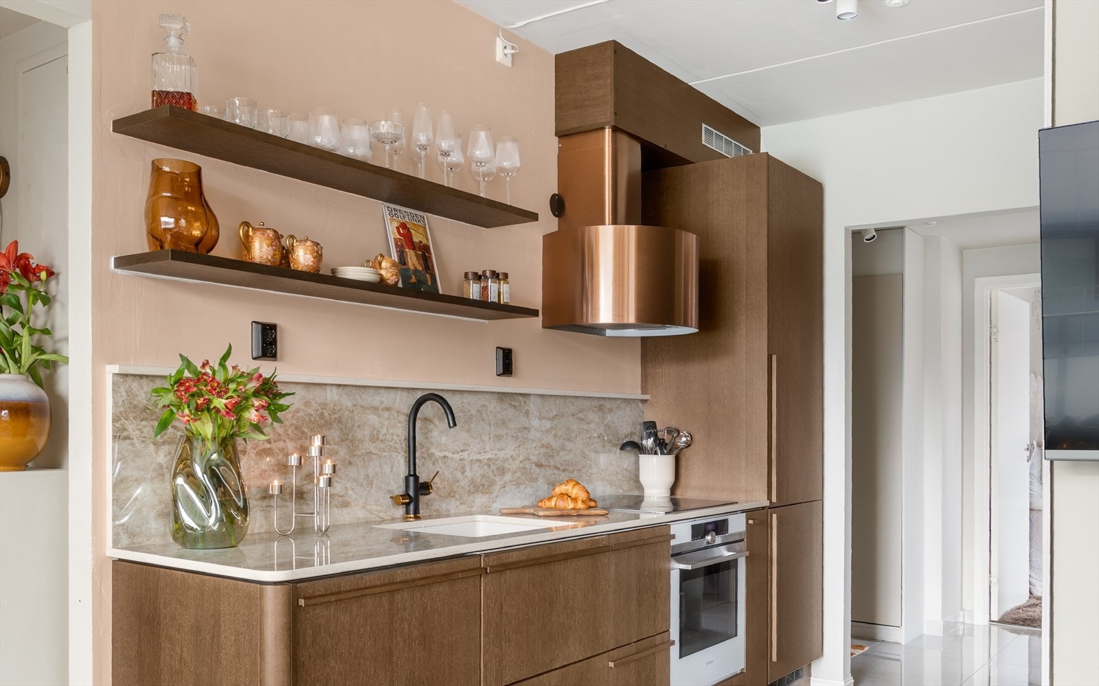 Stilrent kjøkken fra Sigdal med glatte fronter og en elegant komposittbenkeplate med underlimt oppvaskkum. Galleribilde