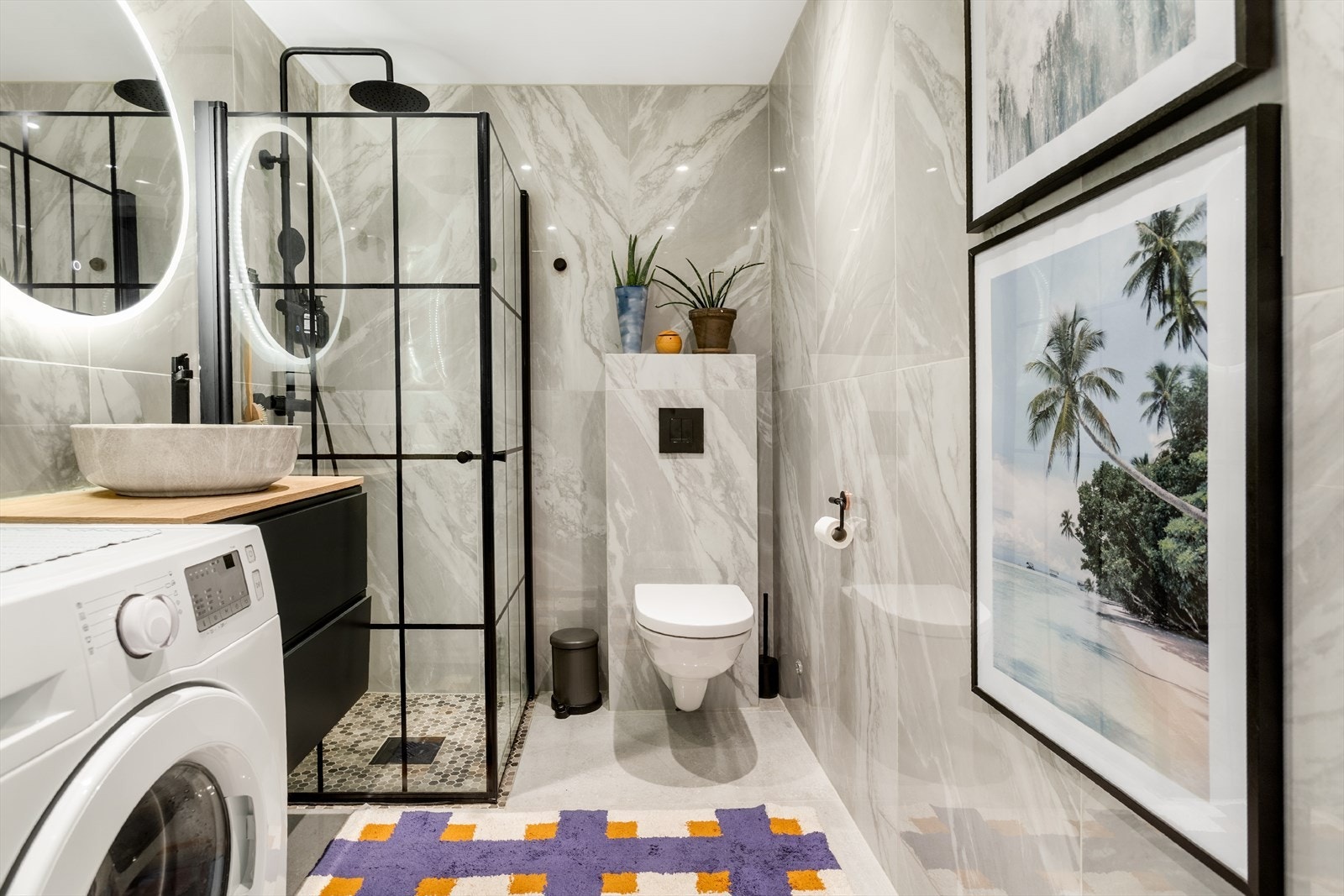 Dette lekre badet er fra byggeår, men har fått en oppgradering med flis-på-flis i 2024. Galleribilde