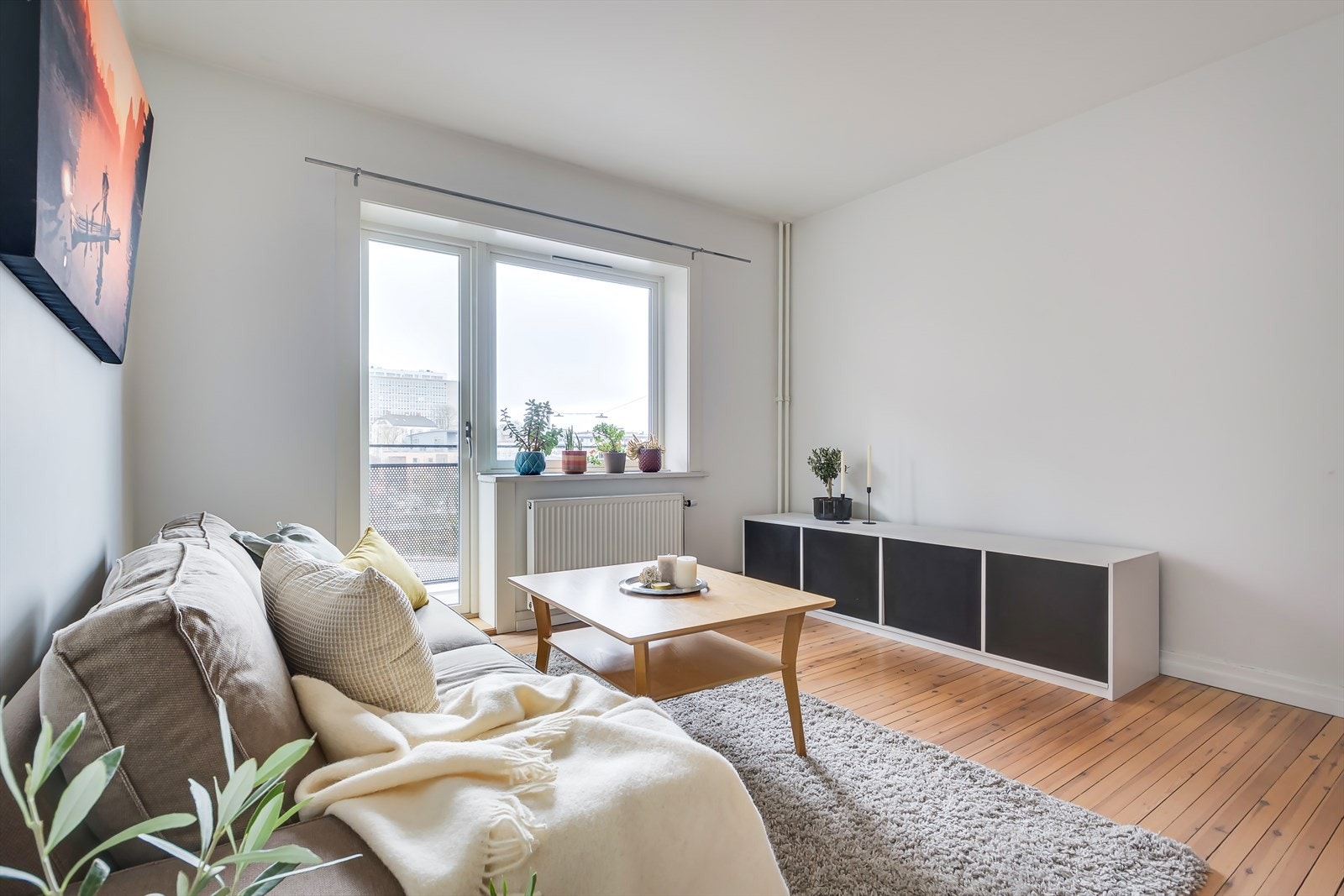 Romslig stue med plass til spisebord, sofa og tilhørende møblement Galleribilde