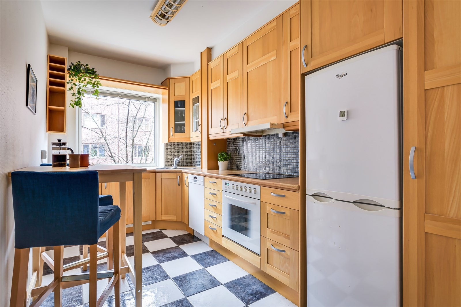 Leiligheten har en gjennomgående planløsning med separat kjøkken, romslig stue, flislagt bad og ett soverom. Galleribilde