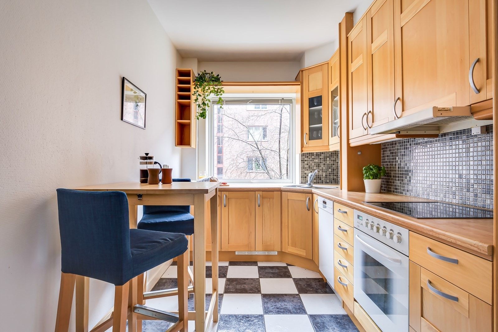 Kjøkken ligger i et separat rom og er av god størrelse Galleribilde