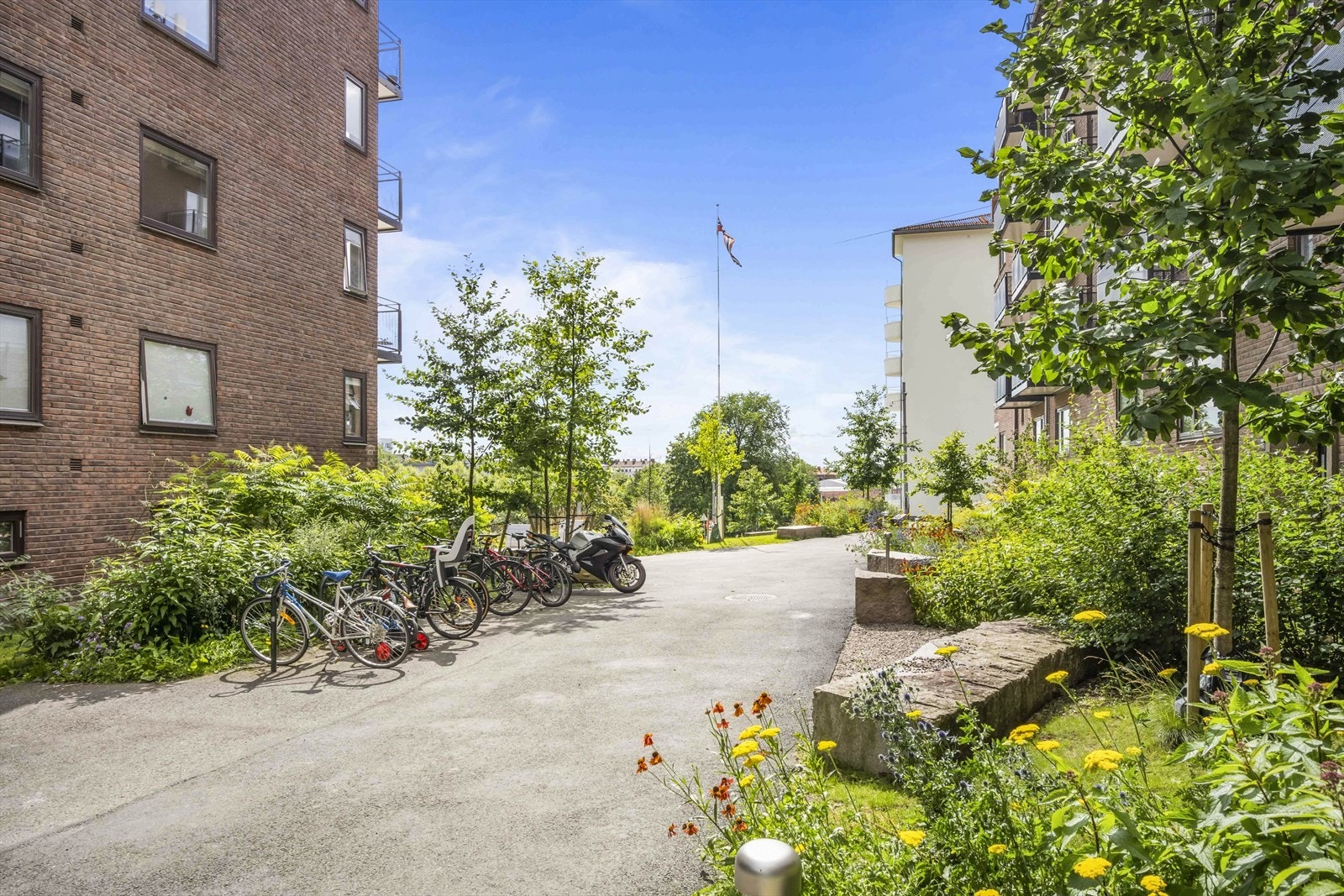 Borettslaget har fantastiske felles grøntområder med sittegrupper, beplantning og sykkelparkering. Galleribilde