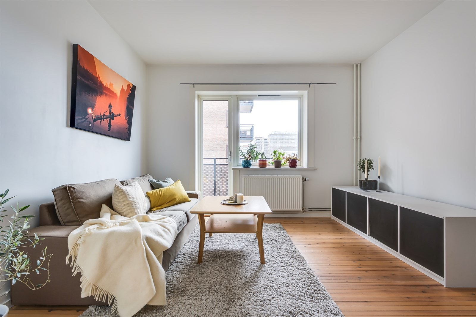 Stuen har en lys og luftig planløsning med hvitmalte vegger og originalt tregulv. Galleribilde