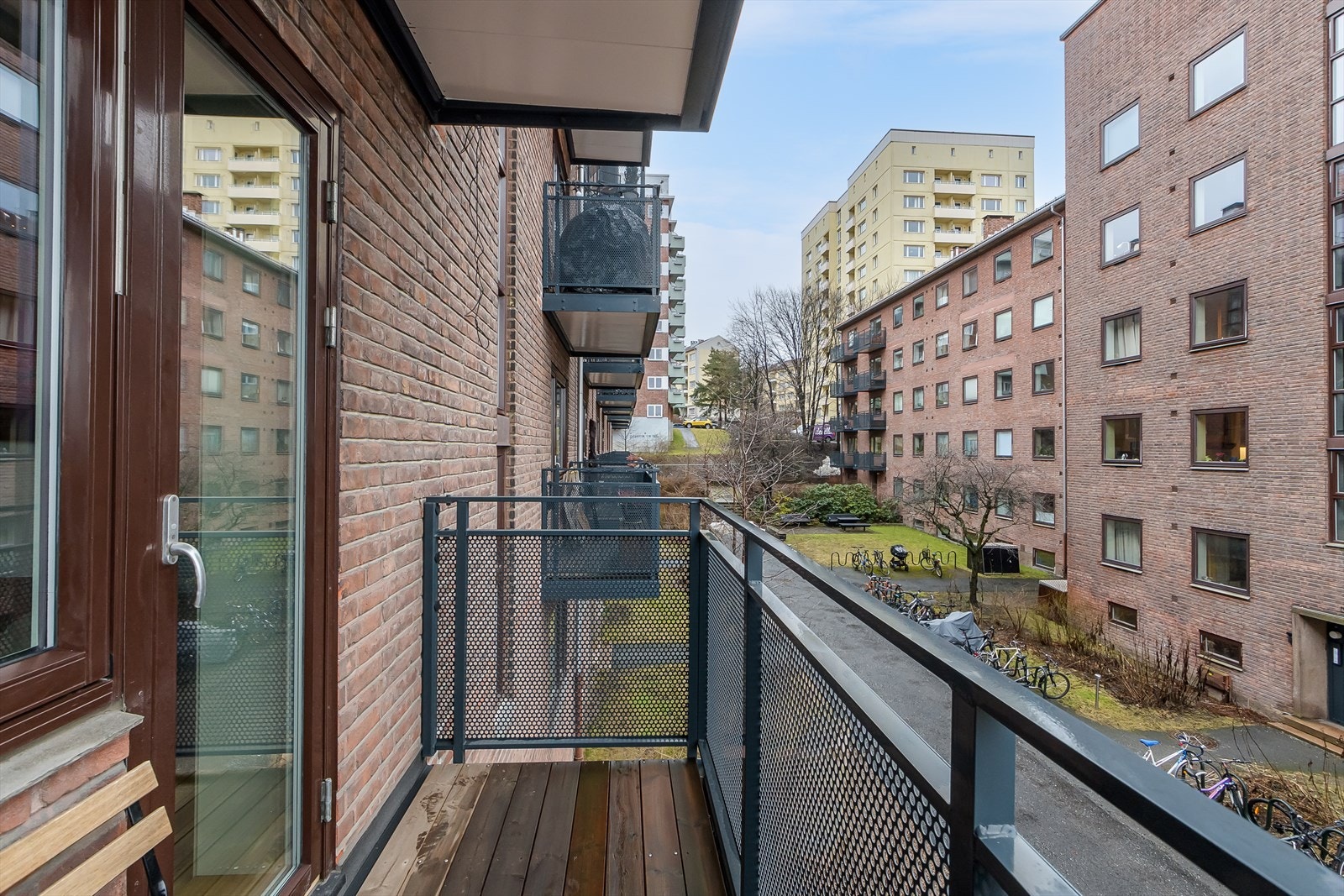 Balkongen er på 3m² med plass ulike utemøbler. Galleribilde