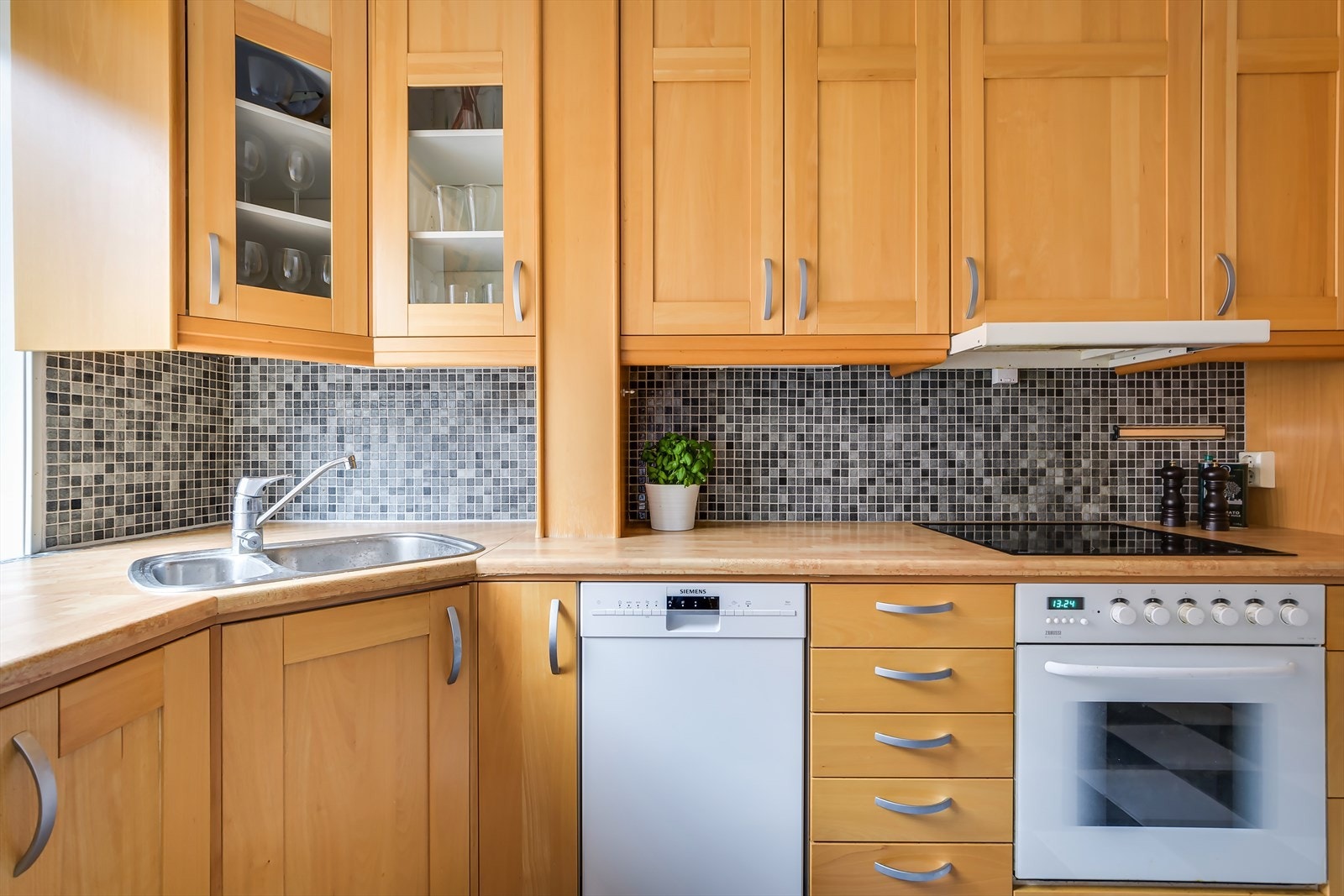 Kjøkkenet har en praktisk utforming og er godt utnyttet med rikelig skap- og benkeplass. Galleribilde