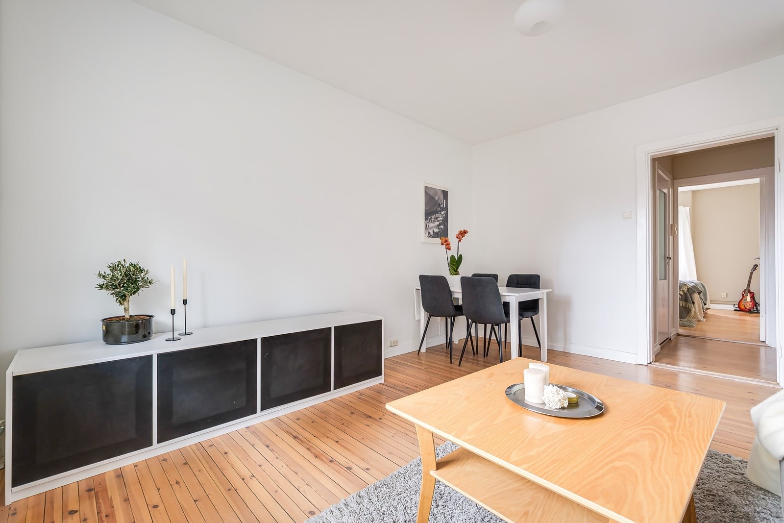 Det er noen i borettslaget som har gjort om tilsvarende leilighet til 3-roms ved å flytte kjøkken ut i stue. Interessenter bes om å undersøke med fagkyndig og styreleder om kjøkken kan flyttes. Galleribilde