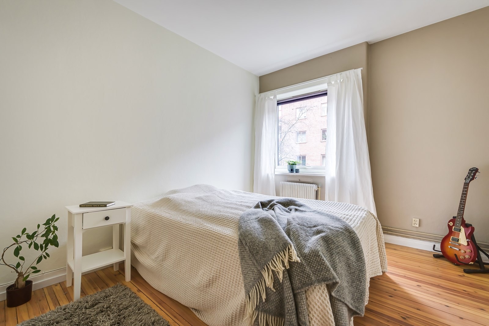 Lunt og koselig soverom med plass til dobbeltseng og nattbord. Galleribilde