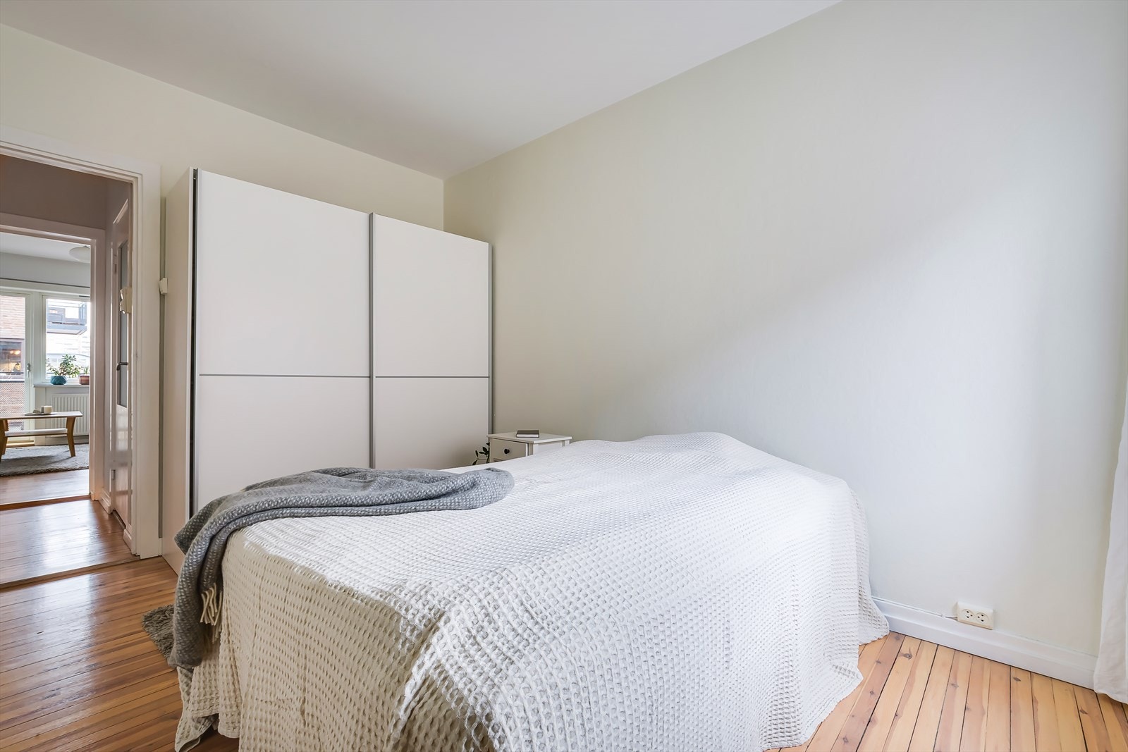 Det er godt med oppbevaringsplass i medfølgende skyvedørsgarderobe. Galleribilde