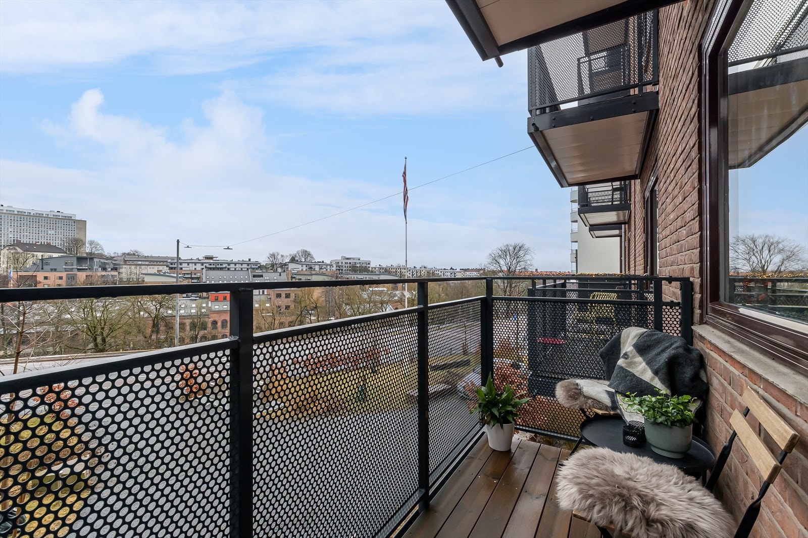 Fra stuen er det utgang til en sørøstvendt balkong. Galleribilde