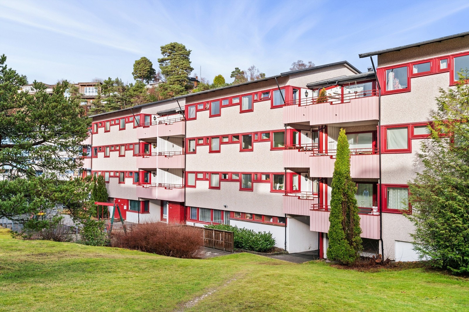 Sentral og attraktiv beliggenhet i et veletablert boligområde, like ved Oasen. Galleribilde
