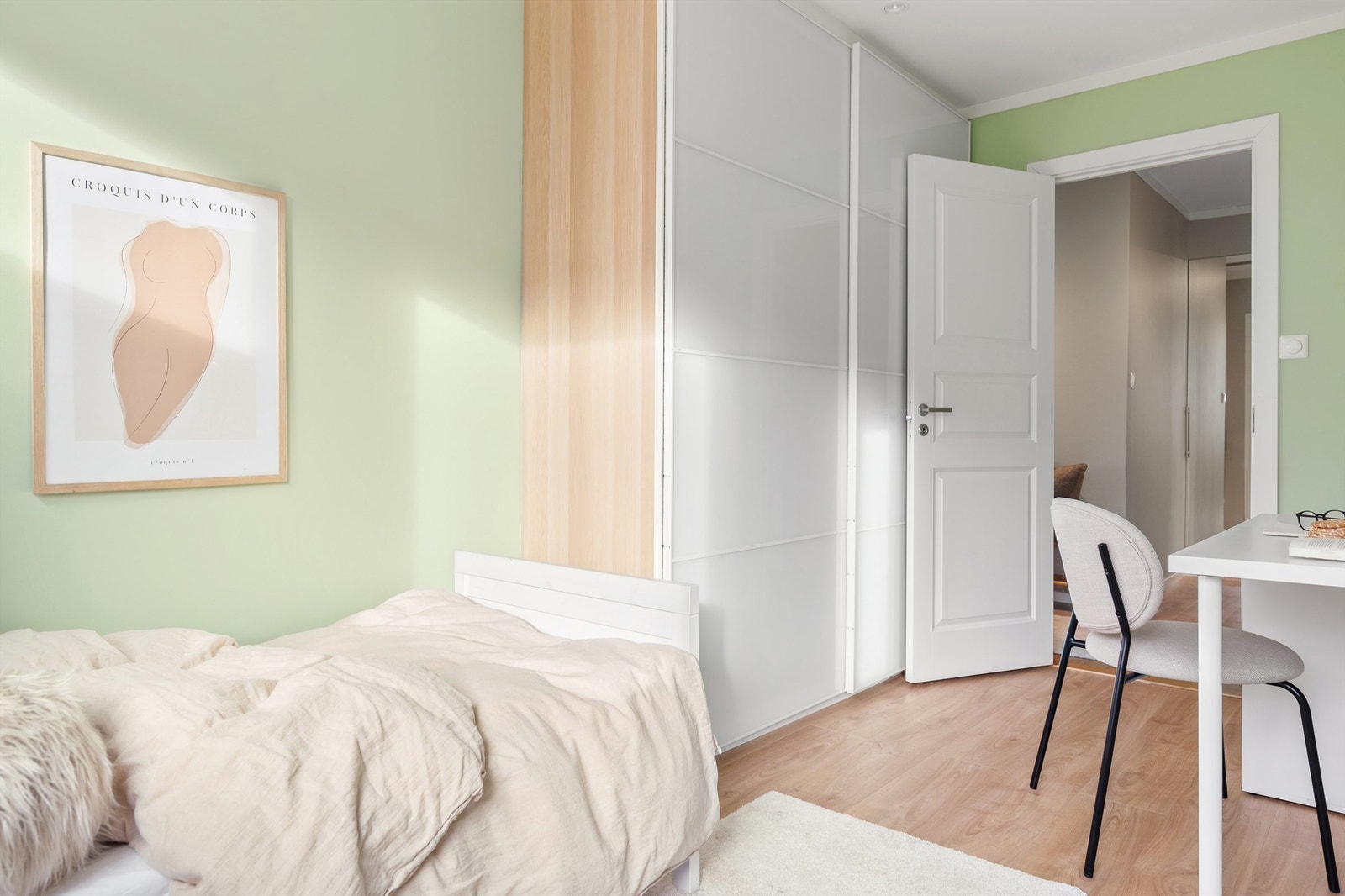 Garderobeskapet med skyvedører er av god størrelse. Galleribilde