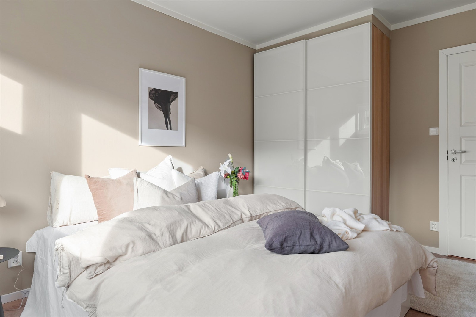 Her er det plass til både dobbeltseng, garderobe og nattbord. Galleribilde