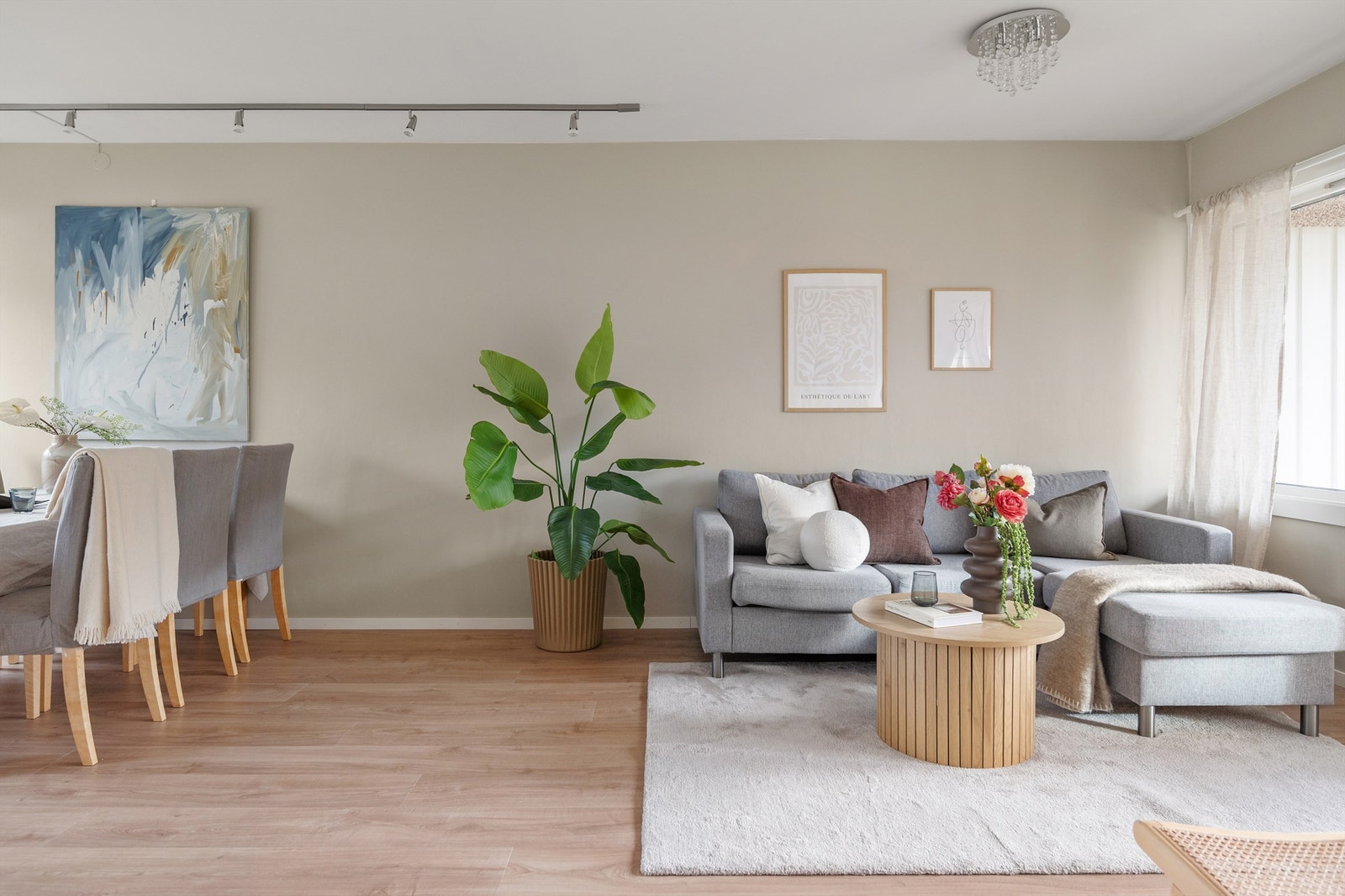 Stuen fremstår som lys og tiltalende Galleribilde