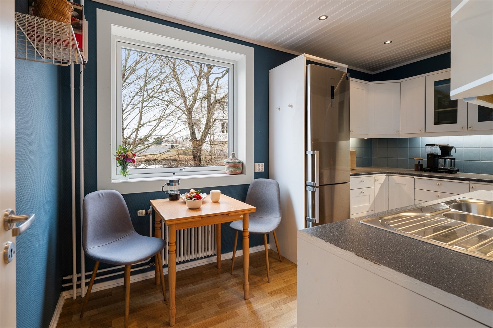 Kjøkkenet har en praktisk utforming og innredning med profilerte fronter og laminat benkeplate med nedfelt vask- og skyllekum. Galleribilde