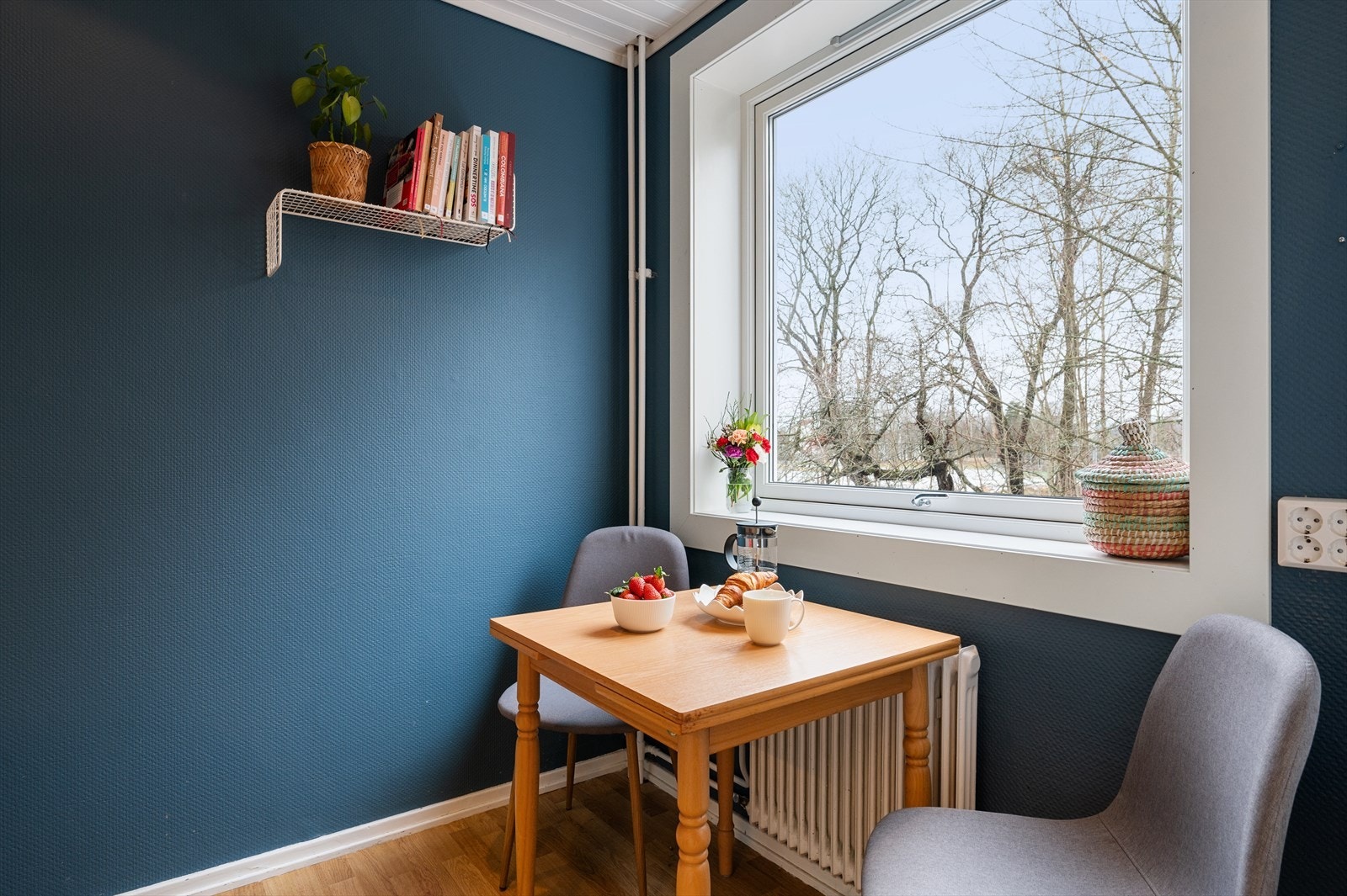 Stort, separat kjøkken med plass til trivelig frokostbord ved vindu. Galleribilde