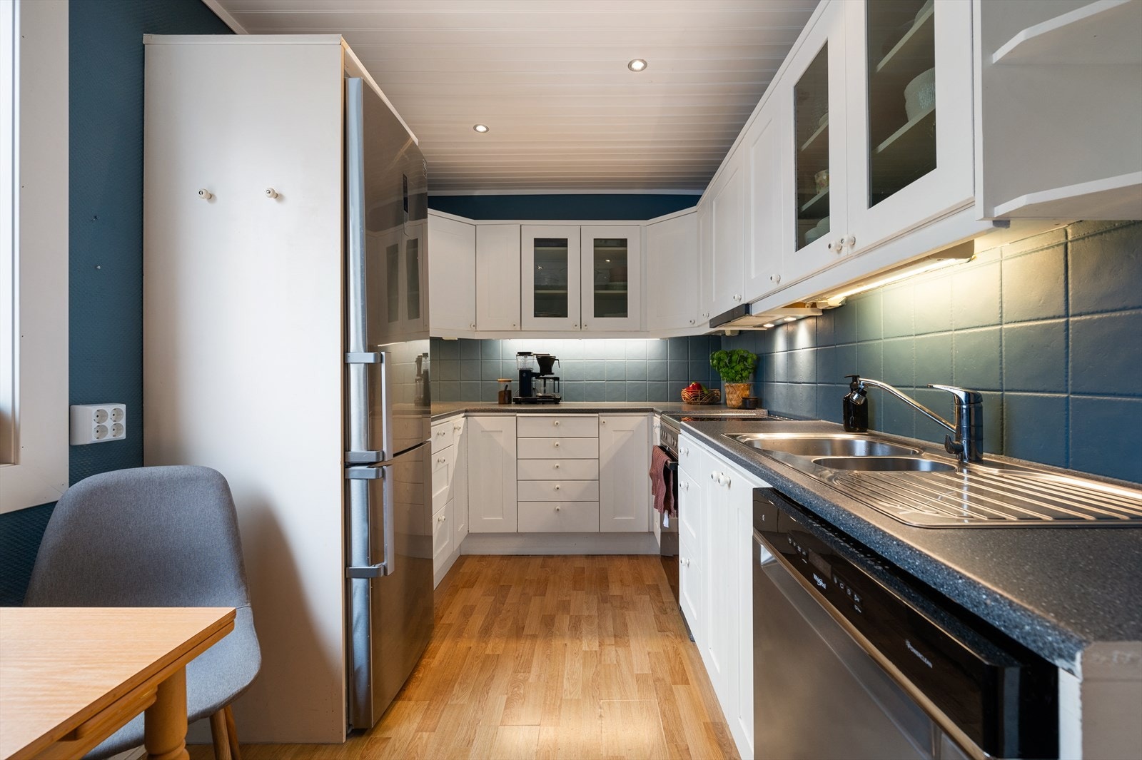 Kjøkkenet er godt utstyrt med oppvaskmaskin, kjøleskap med fryser, komfyr og kullfilterventilator over kokeplassen. Galleribilde