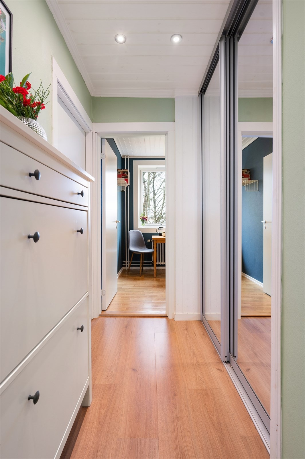 Det er plass til skoskap og ellers en stor skyvedørsgarderobe med speilfronter, som gjør entréen både funksjonell og stilren. Galleribilde