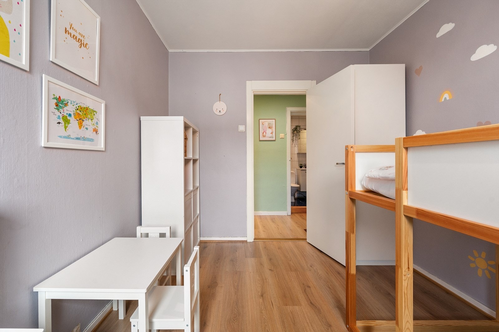 Det er god plass til seng, skrivepult og garderobeskap. Galleribilde