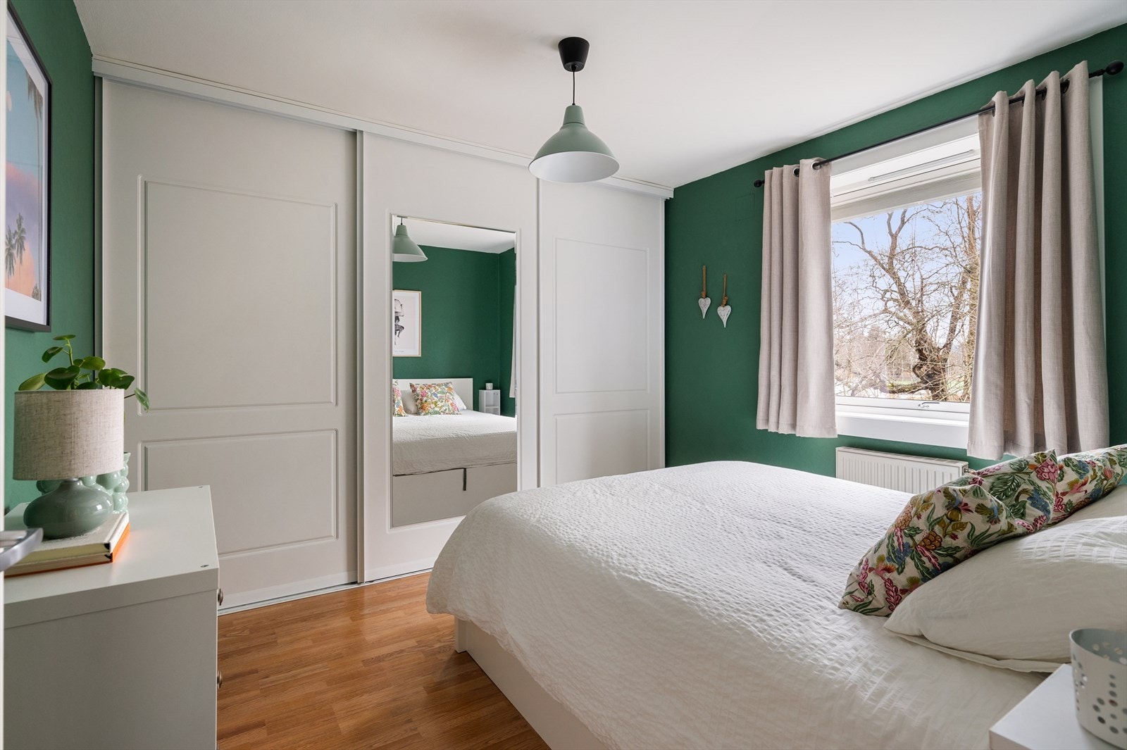 En stor skyvedørsgarderobe på hovedsoverommet sørger for god lagringsplass og gjør det enkelt å holde rommet ryddig. Galleribilde