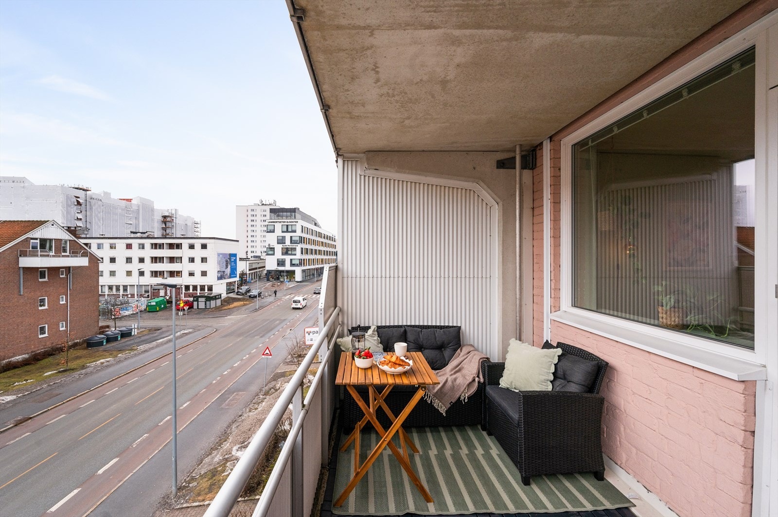 Balkongen har en solid betongkonstruksjon, og gulvet er belagt med plastfliser for en lunere følelse. Galleribilde