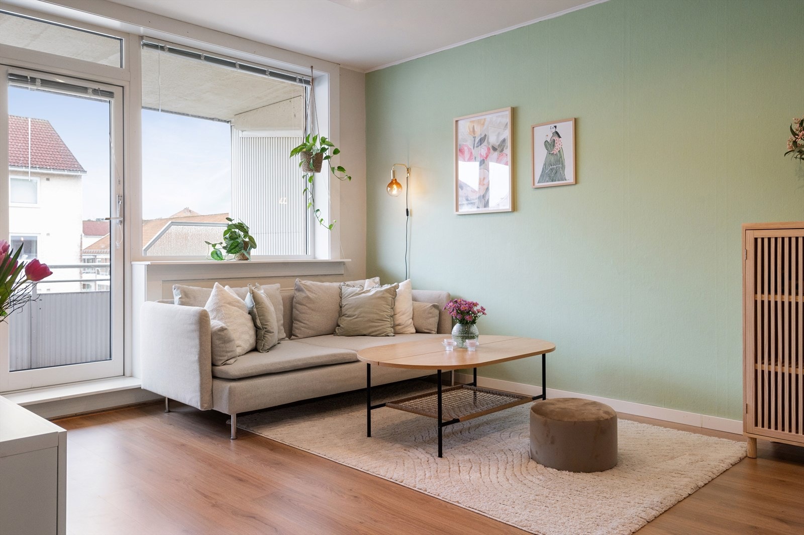 Store vindusflater sammen med en balkongdør fra 2019 slipper inn rikelig med naturlig lys, og skaper en lys og trivelig atmosfære. Galleribilde