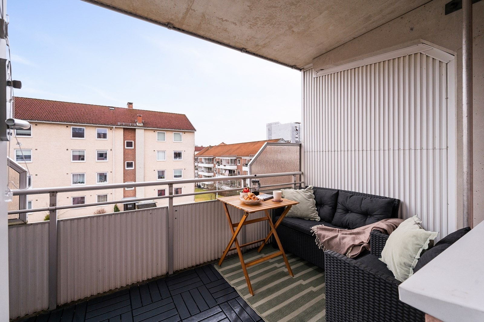 Dette er en gjennomgående 3-roms leilighet med en god planløsning og solrik balkong. Galleribilde