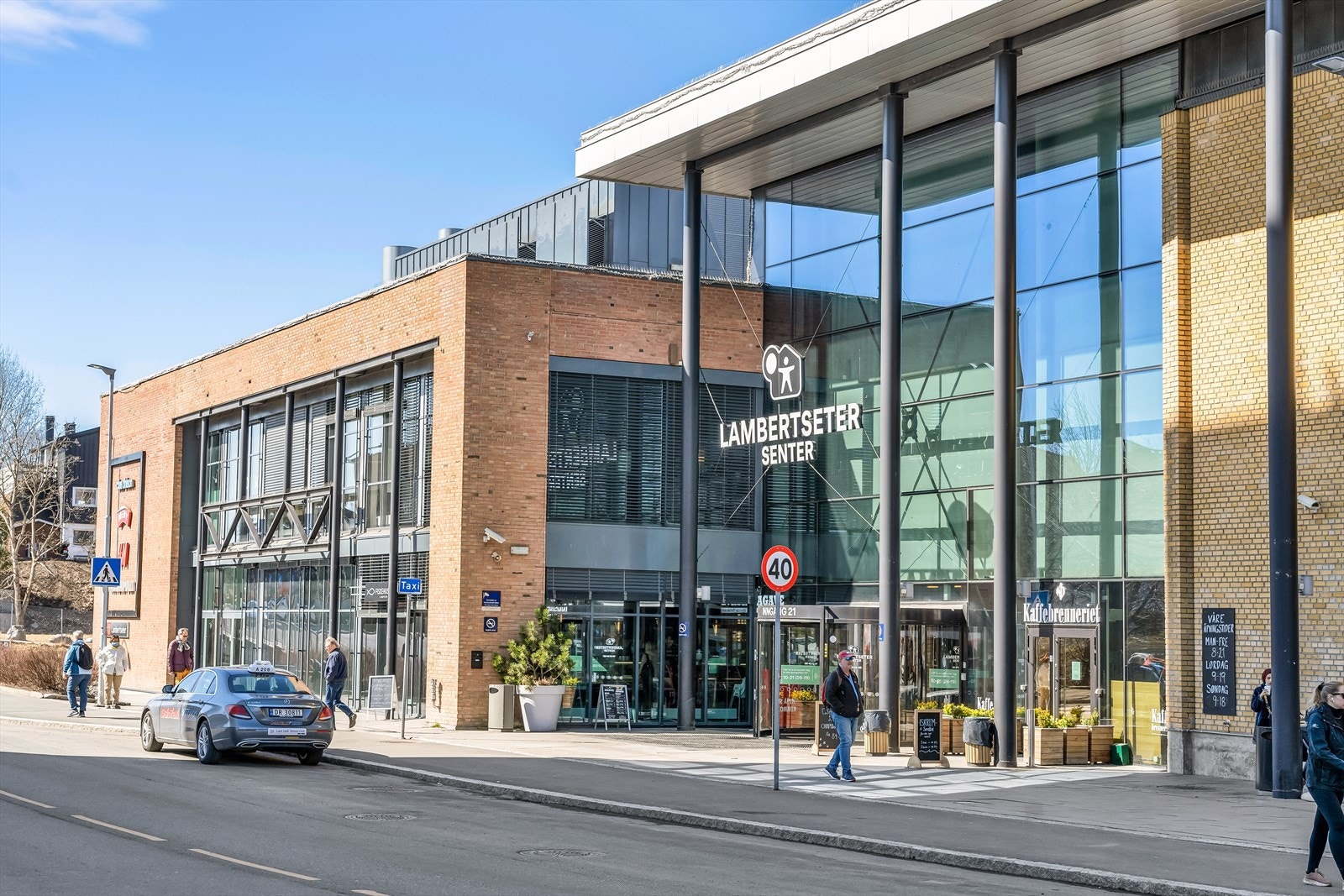 Lambertseter senter ligger like i nærheten, og kan skilte med hele 83 butikker bl.a. Vinmonopol, dagligvareforretninger, bibliotek, apotek, legesenter, kino (Symra) m.m. Galleribilde