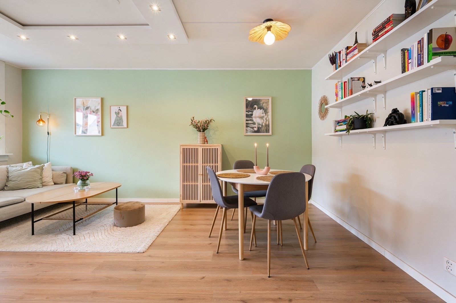 Den åpne og funksjonelle planløsningen gir god plass til både en komfortabel sofagruppe og spisebord - perfekt for sosiale sammenkomster. Galleribilde