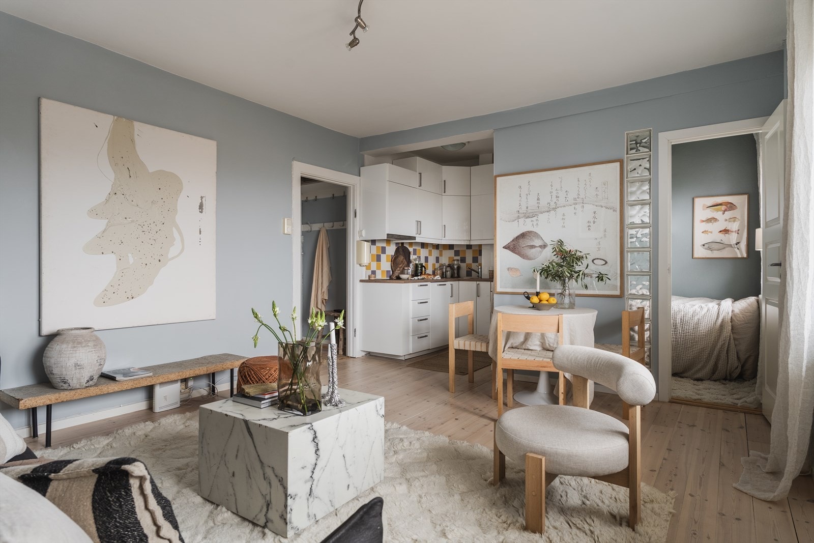 Gulvene i gang og oppholdsrom ble slipt og lakkert i perioden 2021-2022 Galleribilde