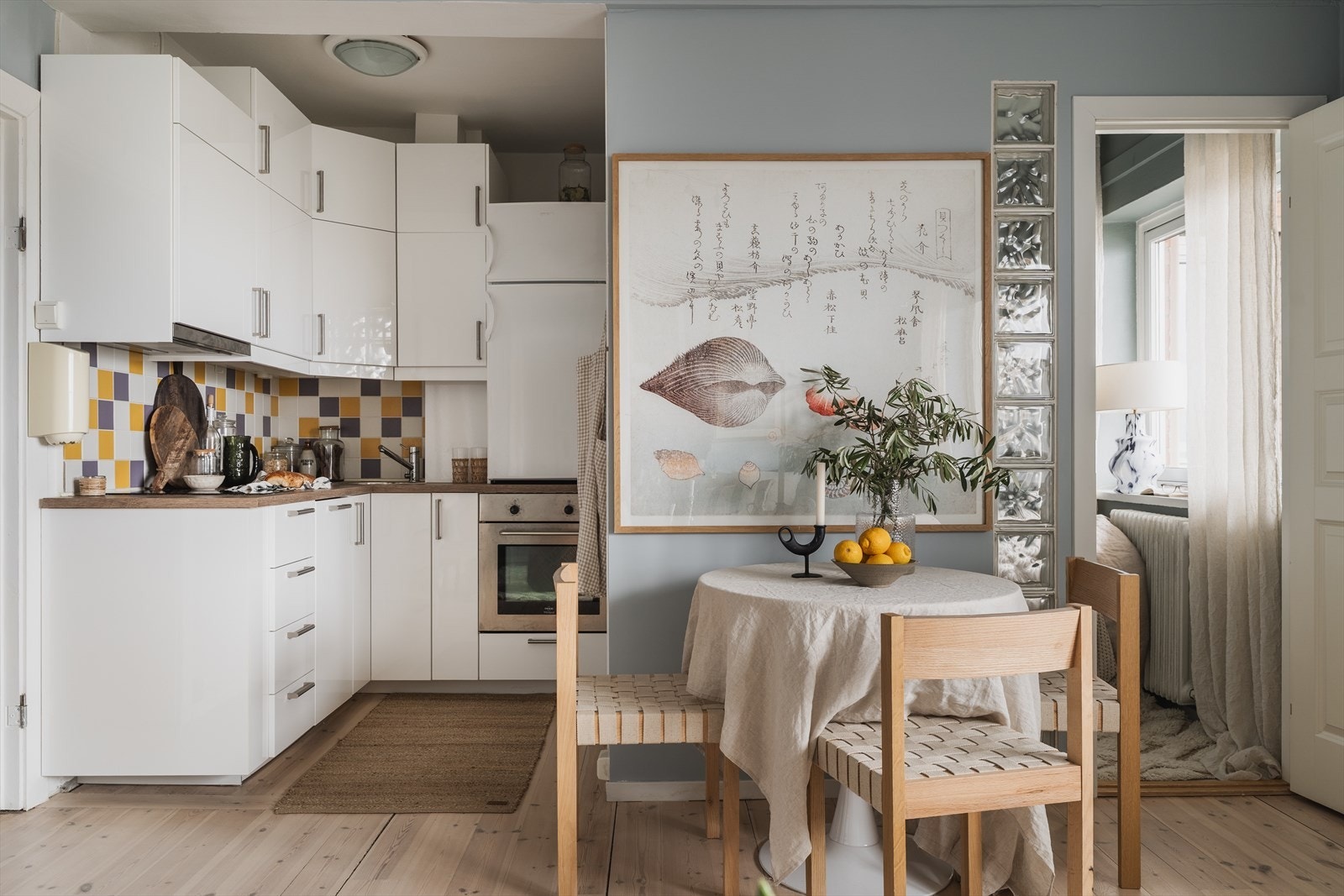 Funksjonell åpen løsning mellom stue og kjøkken Galleribilde