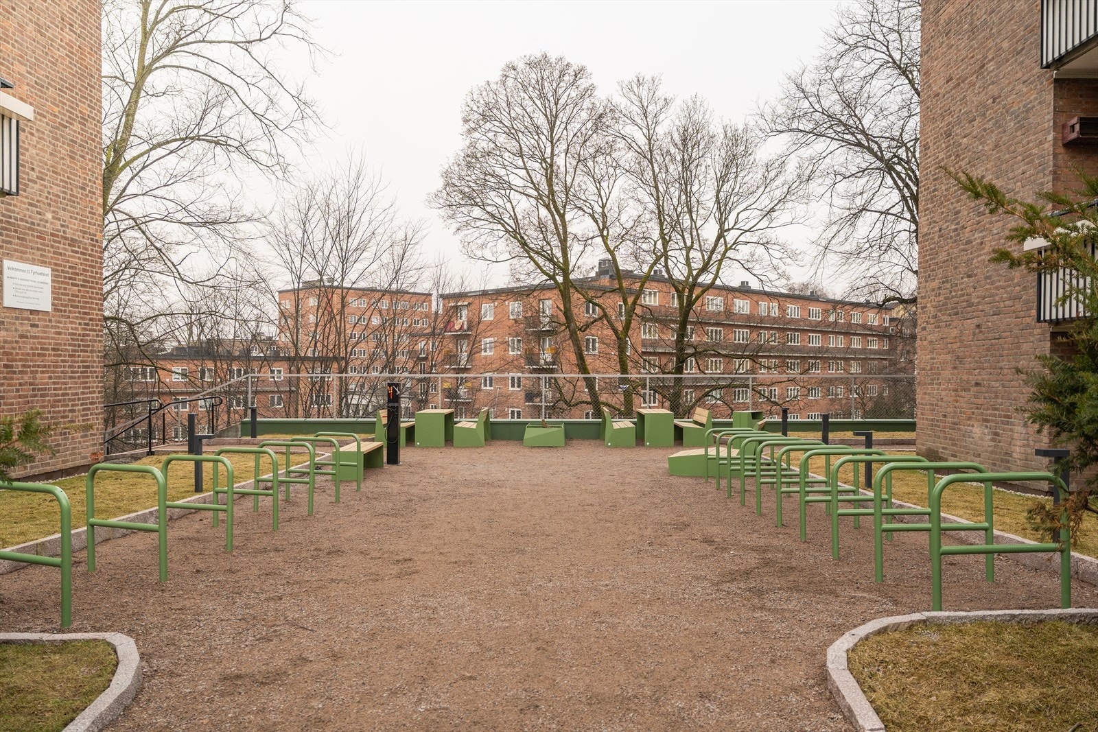Hyggelig bakgård med sittebenker og felles sykkelparkering Galleribilde