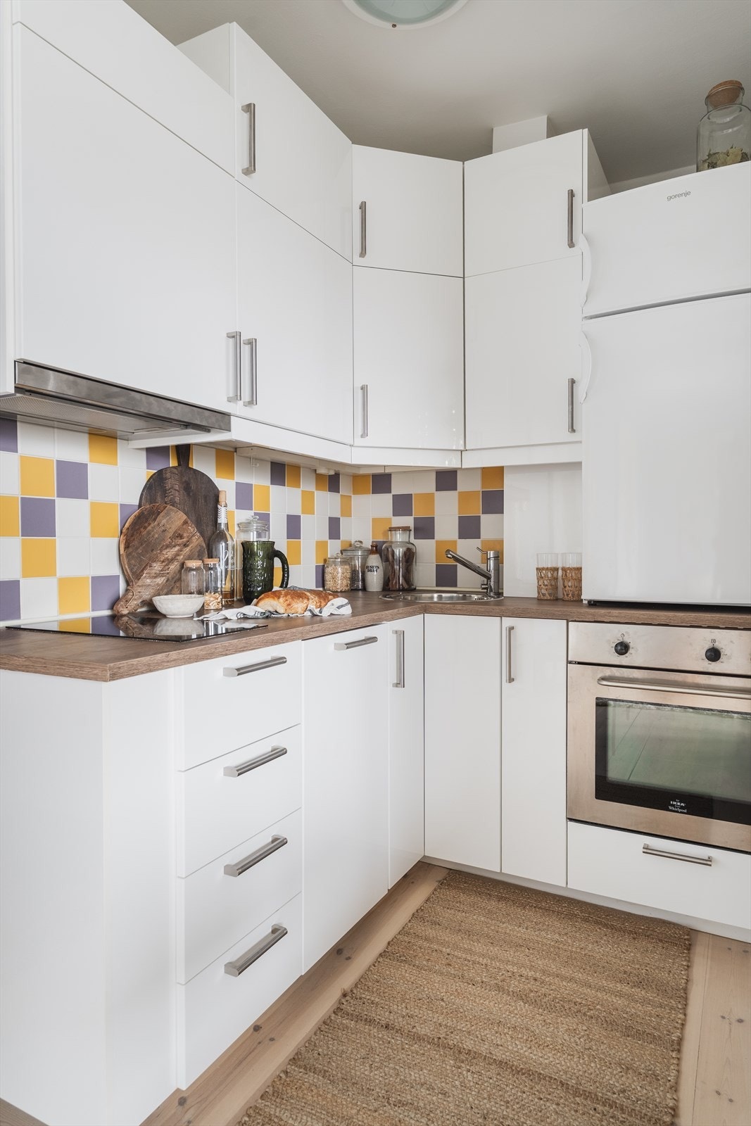 Tidløs kjøkkeninnredning fra 2017 med hvite høyglansfronter Galleribilde