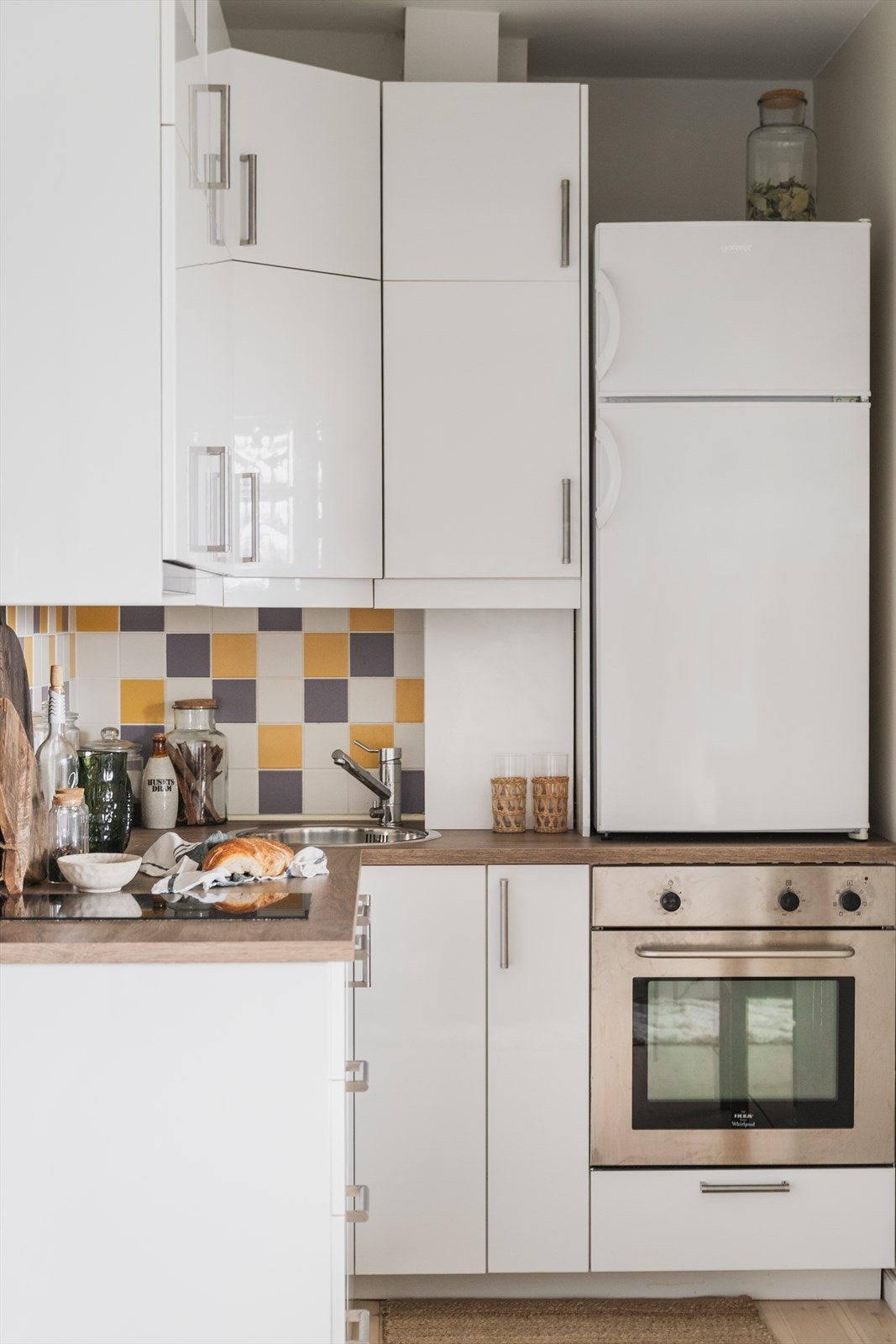 Kjøkkenet har fliser over benkeskap og laminat benkeplate. Integrert stekeovn, keramisk topp og oppvaskmaskin Galleribilde