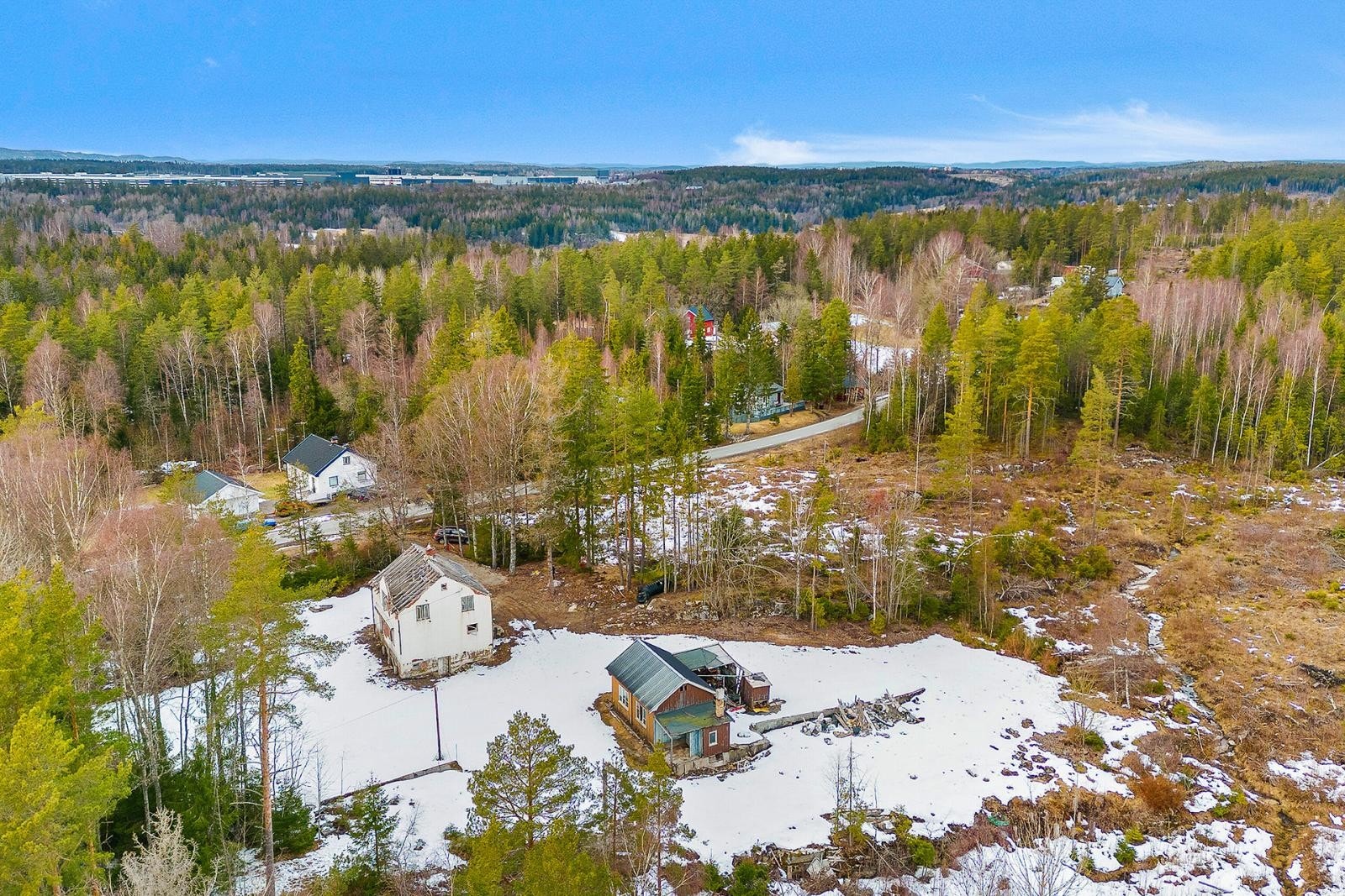 6 min i bil til Hølen skole og 12 min til Vestby skole. Kort vei til flere barnehager. Galleribilde
