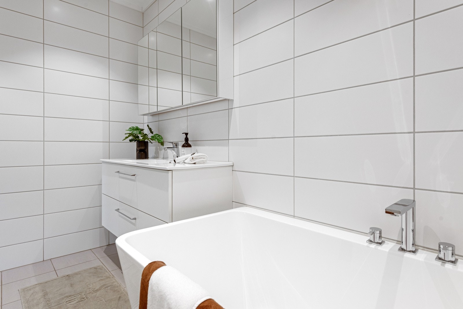 Badekar og dusj på badet Galleribilde