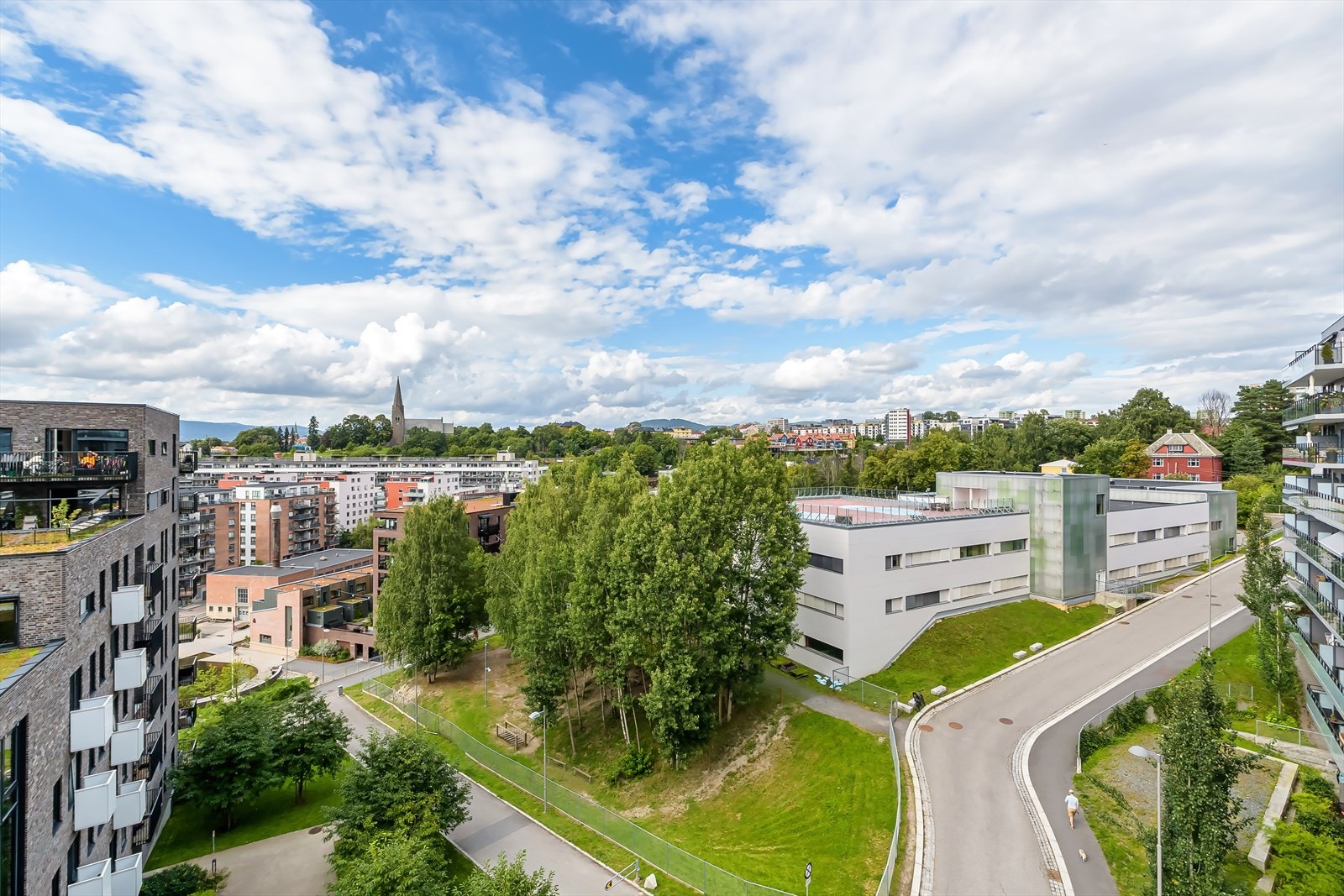 Balkongen fungerer som en naturlig forlengelse av leiligheten og gir deg en privat oase med kort avstand til byen. Galleribilde