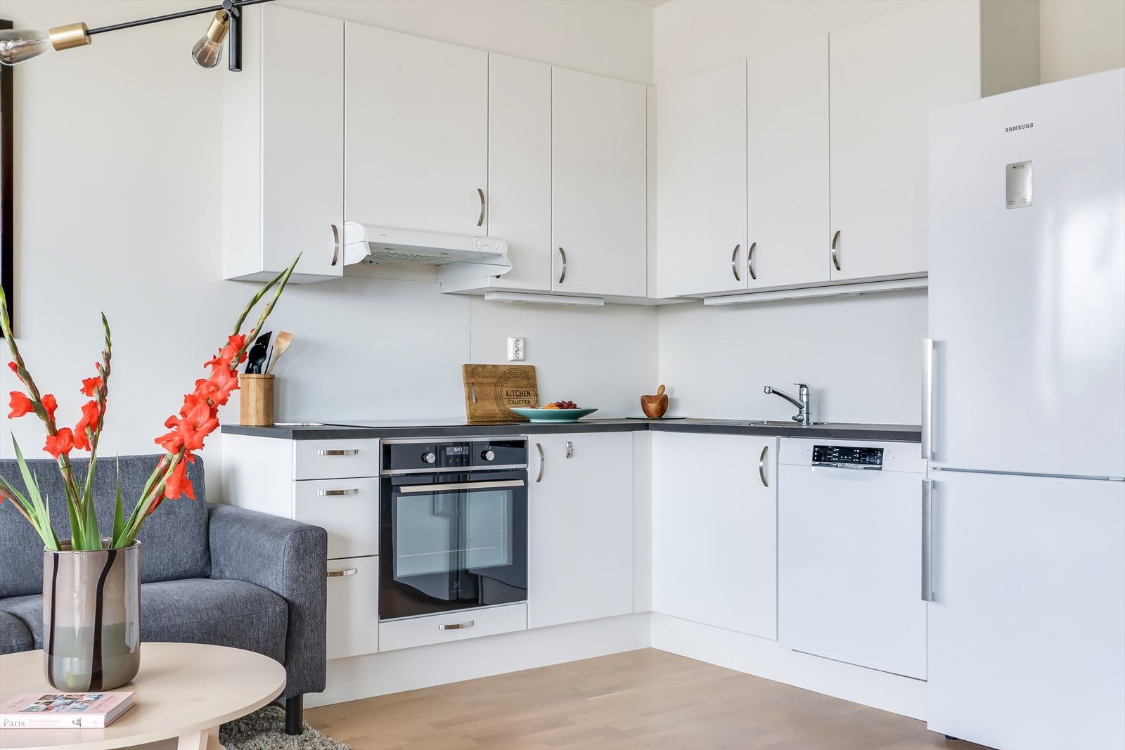 Det moderne kjøkkenet har et stilrent design med integrert komfyr med nedfelt platetopp, samt frittstående kjøleskap og opplegg for oppvaskmaskin. Galleribilde