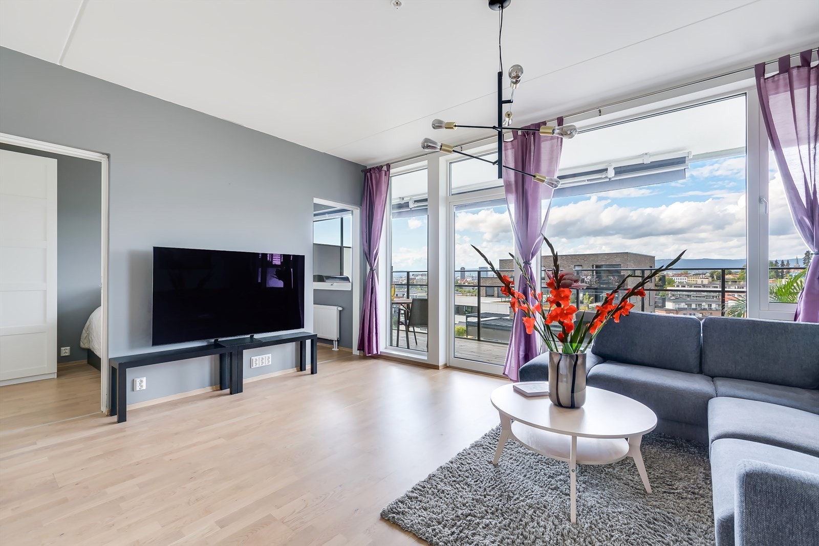 Denne moderne boligen fra 2020 har god planløsning med luftige rom og store vinduer som slipper inn rikelig med naturlig lys. Galleribilde