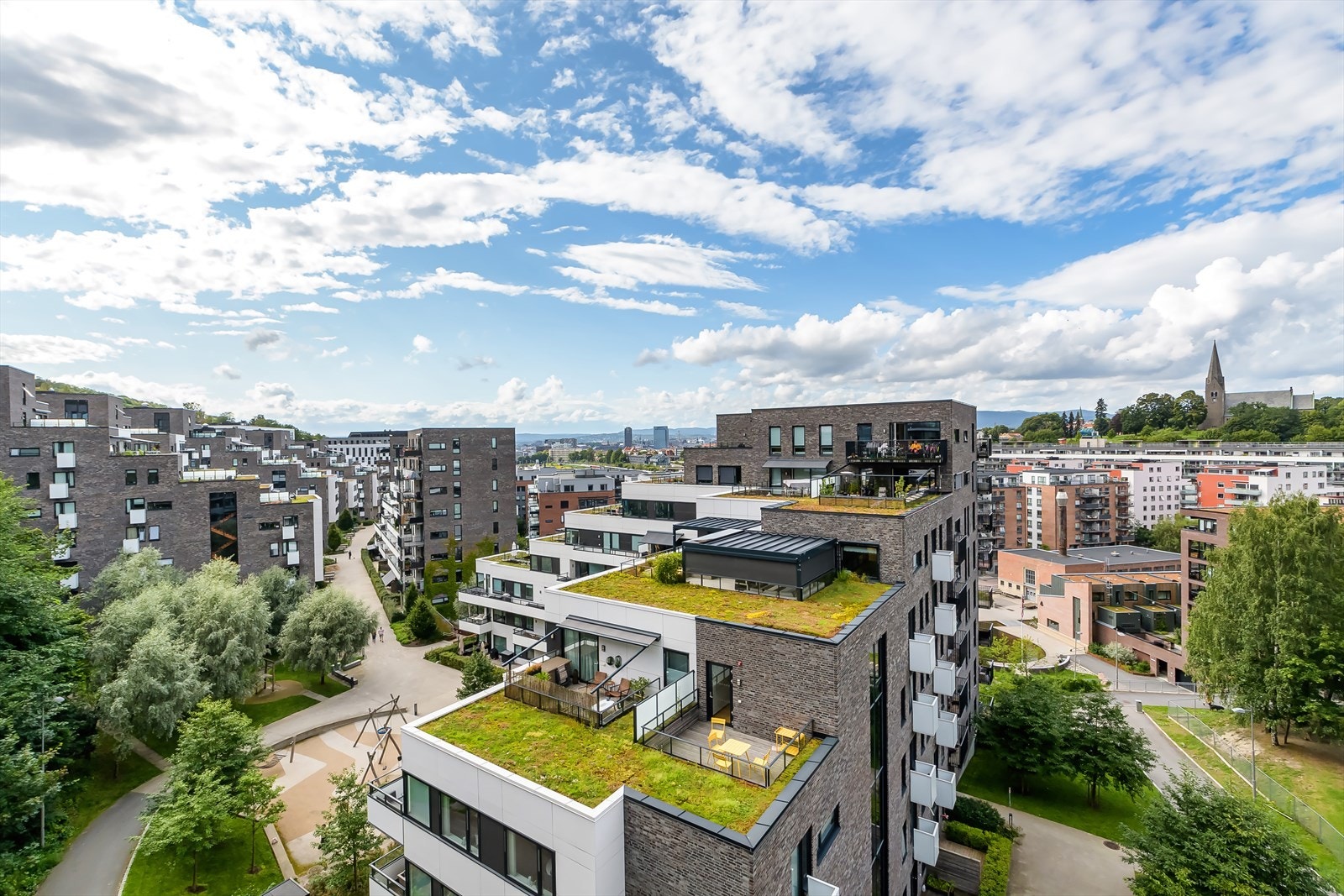 Fra balkongen har du fantastisk utsikt mot Slottet, Holmenkollen, Vålerenga Kirke, Oslo Plaza og postbygget. Galleribilde