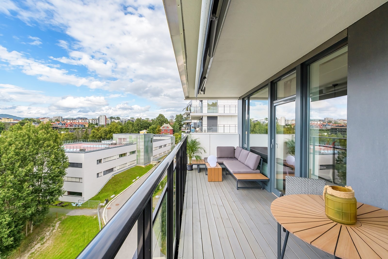 Her kan du slappe av etter en lang dag på jobb, nyte en kopp kaffe om morgenen eller samle venner til en hyggelig middag utendørs. Galleribilde