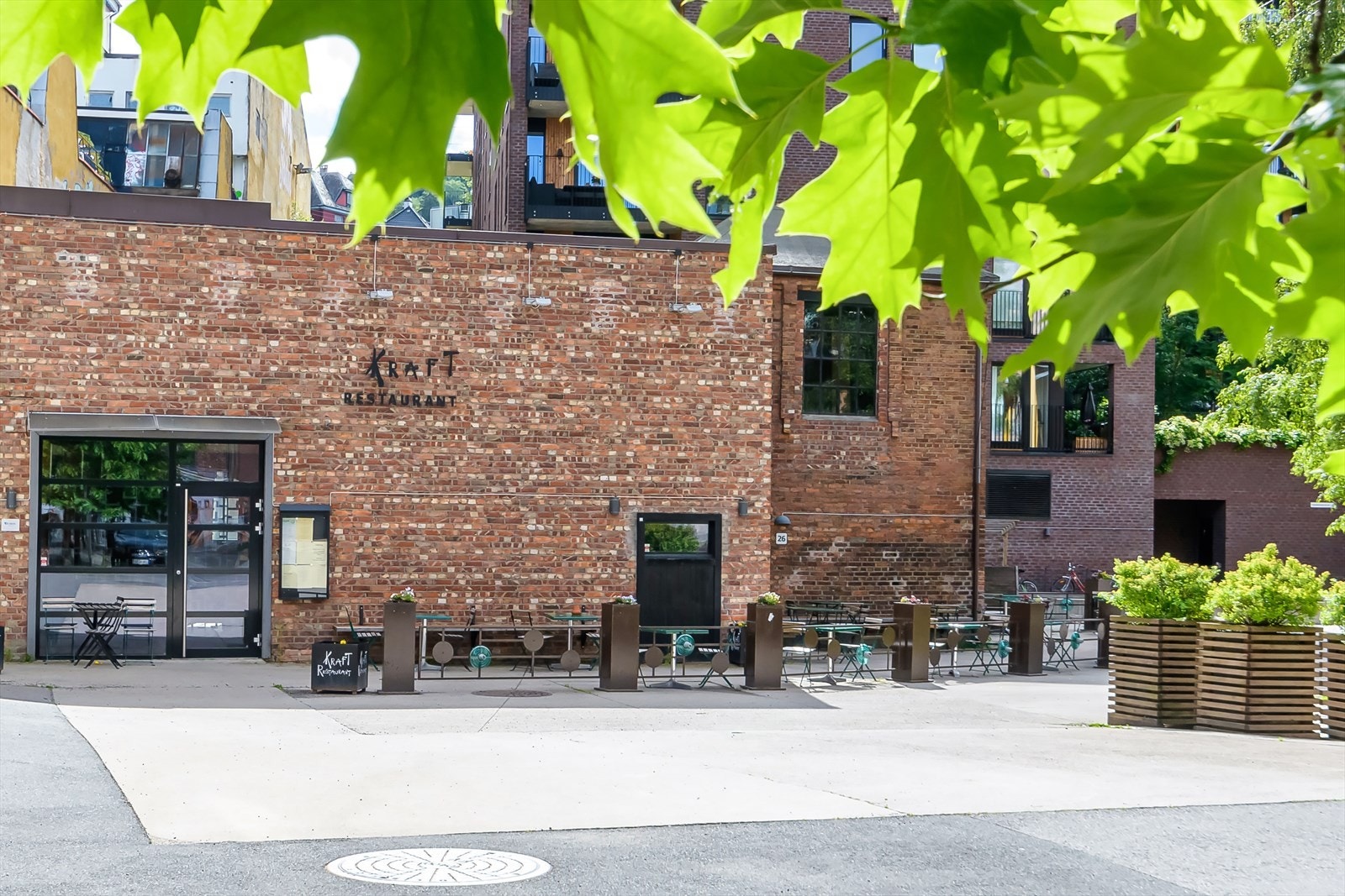 Kraft Restaurant er en hyggelig nabolagsrestaurant som ligger like ved leiligheten med flotte uteområder og koselige lokaler. Galleribilde