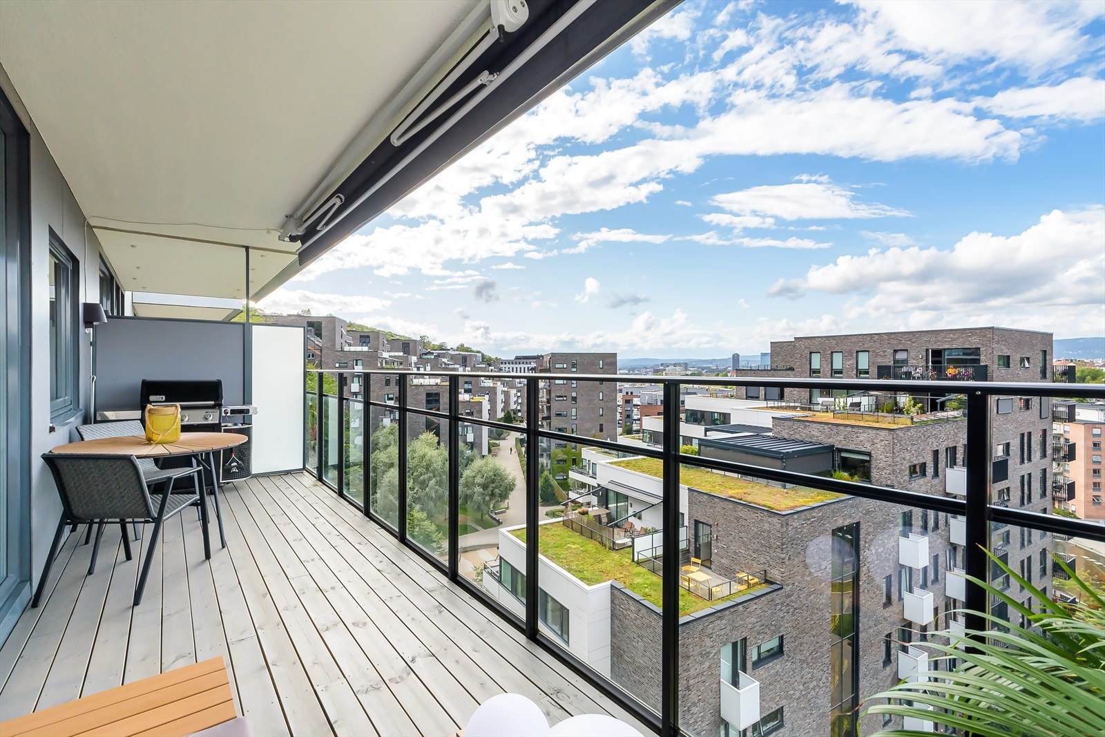 Fra stuen er det direkte utgang til en solrik, vestvendt balkong på 14m² - perfekt for avslapning og sosiale sammenkomster. Galleribilde