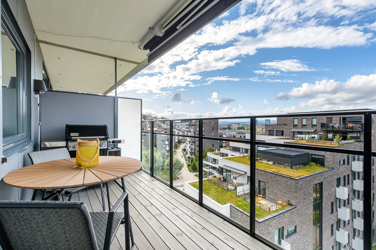 Balkongen er utstyrt med en praktisk markise som gir deg muligheten til å nyte utendørsområdet uansett vær. Galleribilde