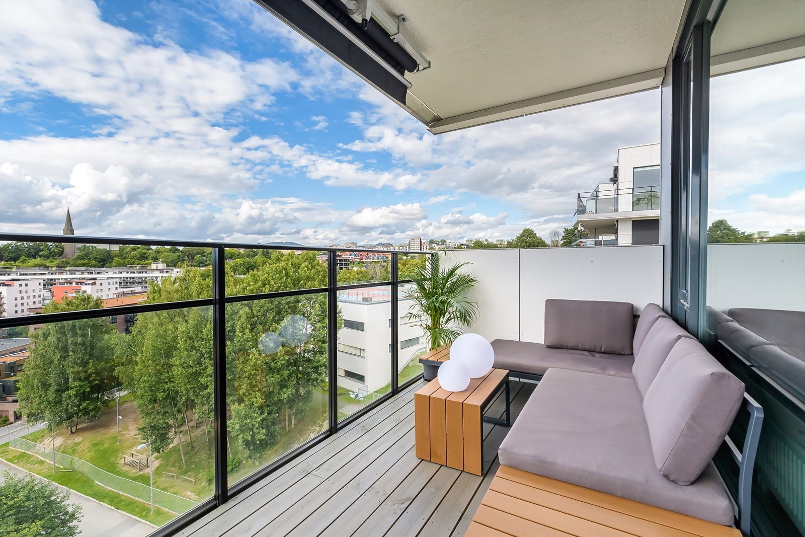 Silje M. Johansen v/Nordvik Bjørvika har gleden av å presentere Ingeniørveien 14 - En lys og tiltalende andelsleilighet beliggende høyt og fritt i 7 etasje med en imponerende utsikt! Galleribilde